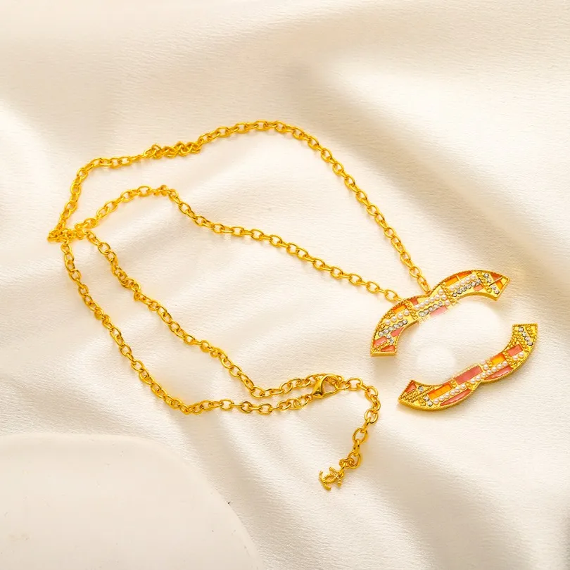 Colliers pendentif de style de luxe Boutique Collier plaqué or Collier de bijoux cadeau pour femme avec boîte Bijoux de mariage d'anniversaire de haute qualité Longue chaîne