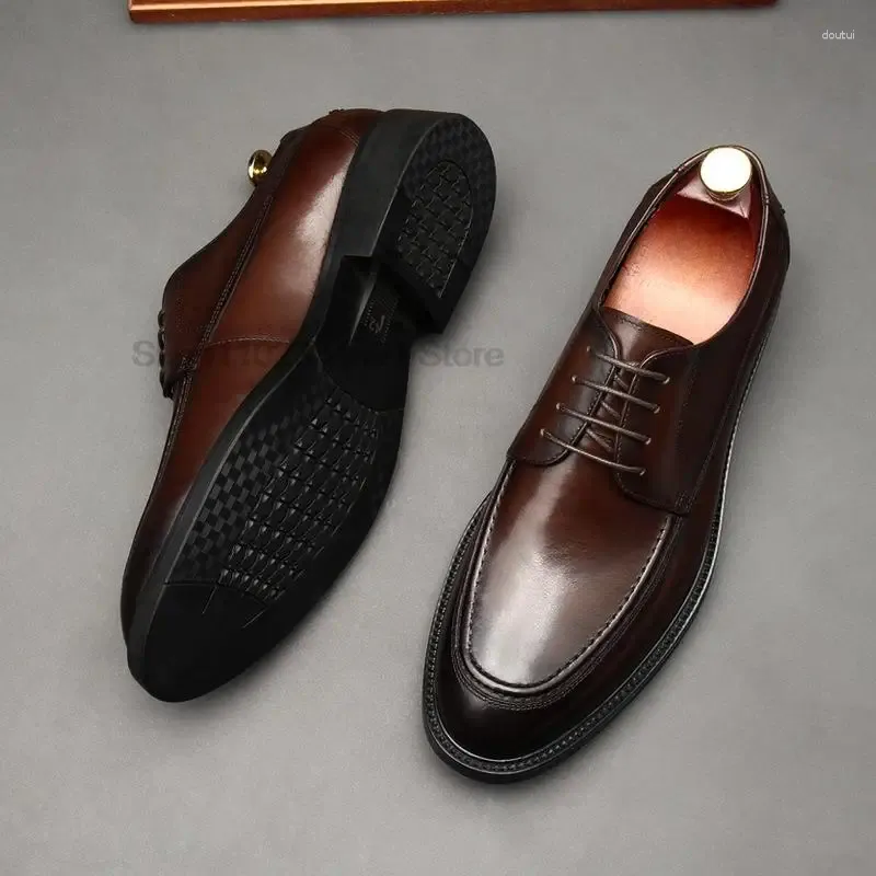 Sapatos de vestido Brogue estilo masculino couro de vaca rendas até cabeça redonda preto café oxford luxo escritório casamento formal para homens