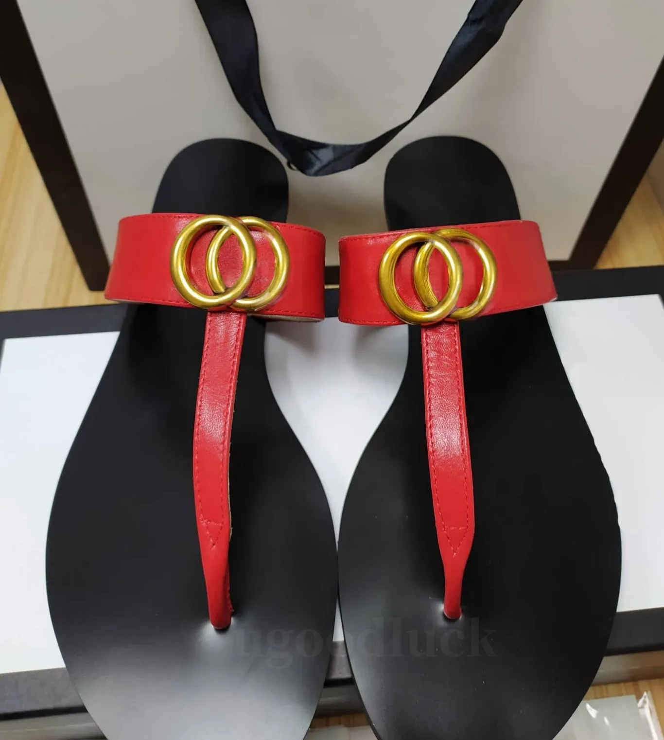 DHgate Summer Luxury Leather Flip Flop Sandals Designer Metallic Chain Slippers for Women and Men Shoes Accessories