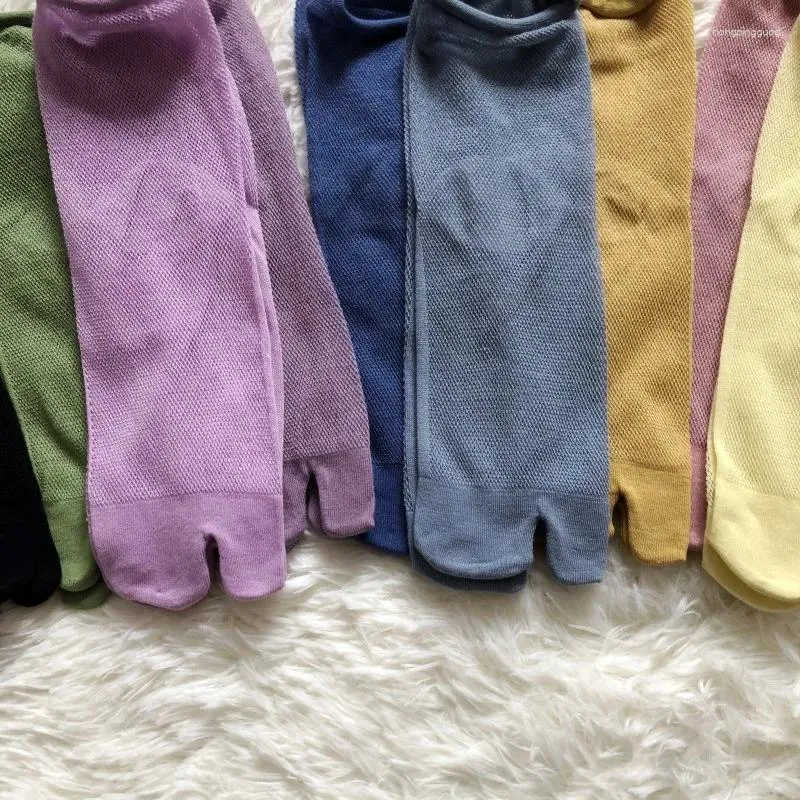 Calzini da donna comodi e morbidi in cotone pettinato estivo sottile punta divisa donna maglia color caramella a righe bicolore giapponese Harajuku Tabi Sox