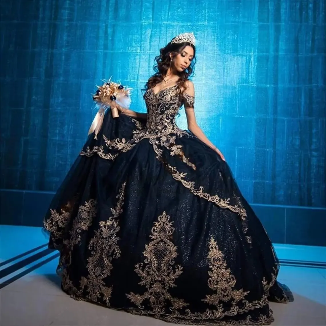 Robe De Bal À Paillettes De Cristal Noir Émeraude Robes De Quinceanera Hors De L'épaule Chérie 3D Fleurs Volants Corset Doux 15 Robes De Anos YD 328 328