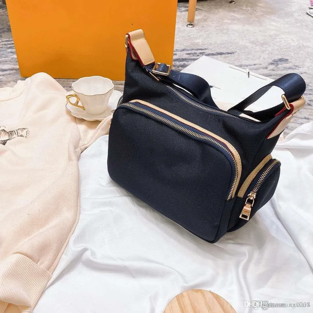 Tasarımcı, erkekler ve kadınlar için yeni üst düzey moda, hafif ve pratik naylon bez çanta tasarlıyor.