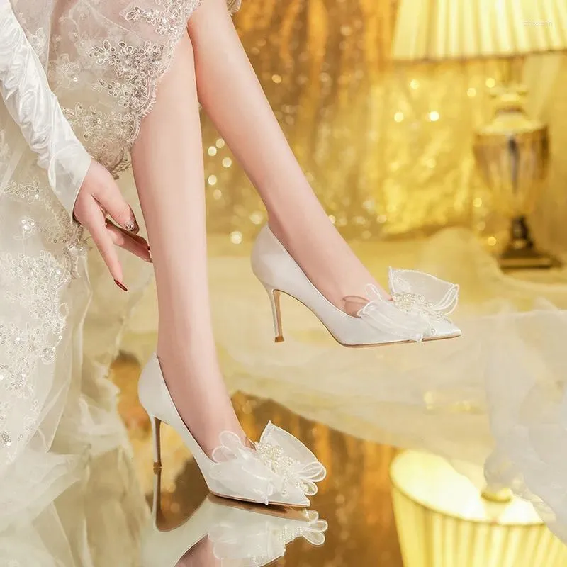 Sapatos de vestido tamanho pequeno 33-41 elegante pérola couro branco casamento noiva primavera verão 2023 raso salto alto bombas mulheres modelo de escritório