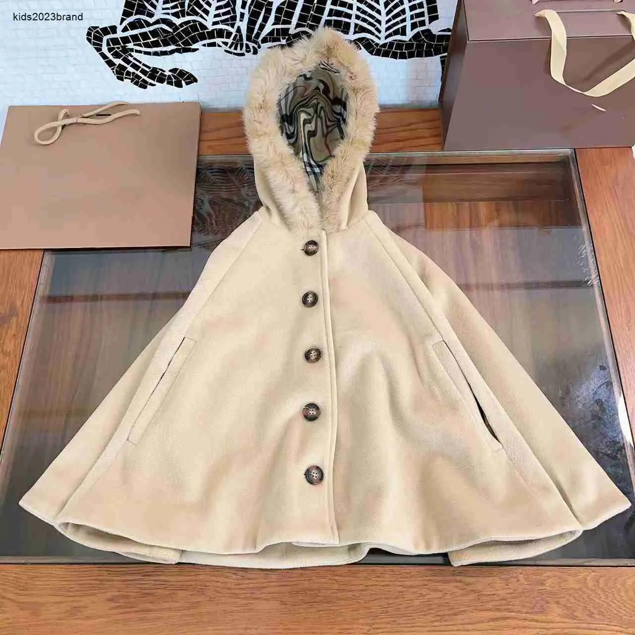 새로운 디자이너 소녀 판초 플러시 모자 칼라 아이의 옷 크기 100-150 겨울 따뜻한 어린이 코트 싱글 가슴 베이비 재킷 NOV25