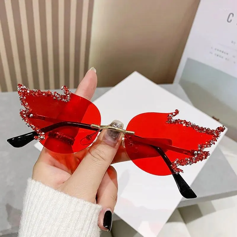 Solglasögon Borderless Flame Form Women's Brand Designer Metal Sun Glasses Women Fashion Travel Eyewear UV400