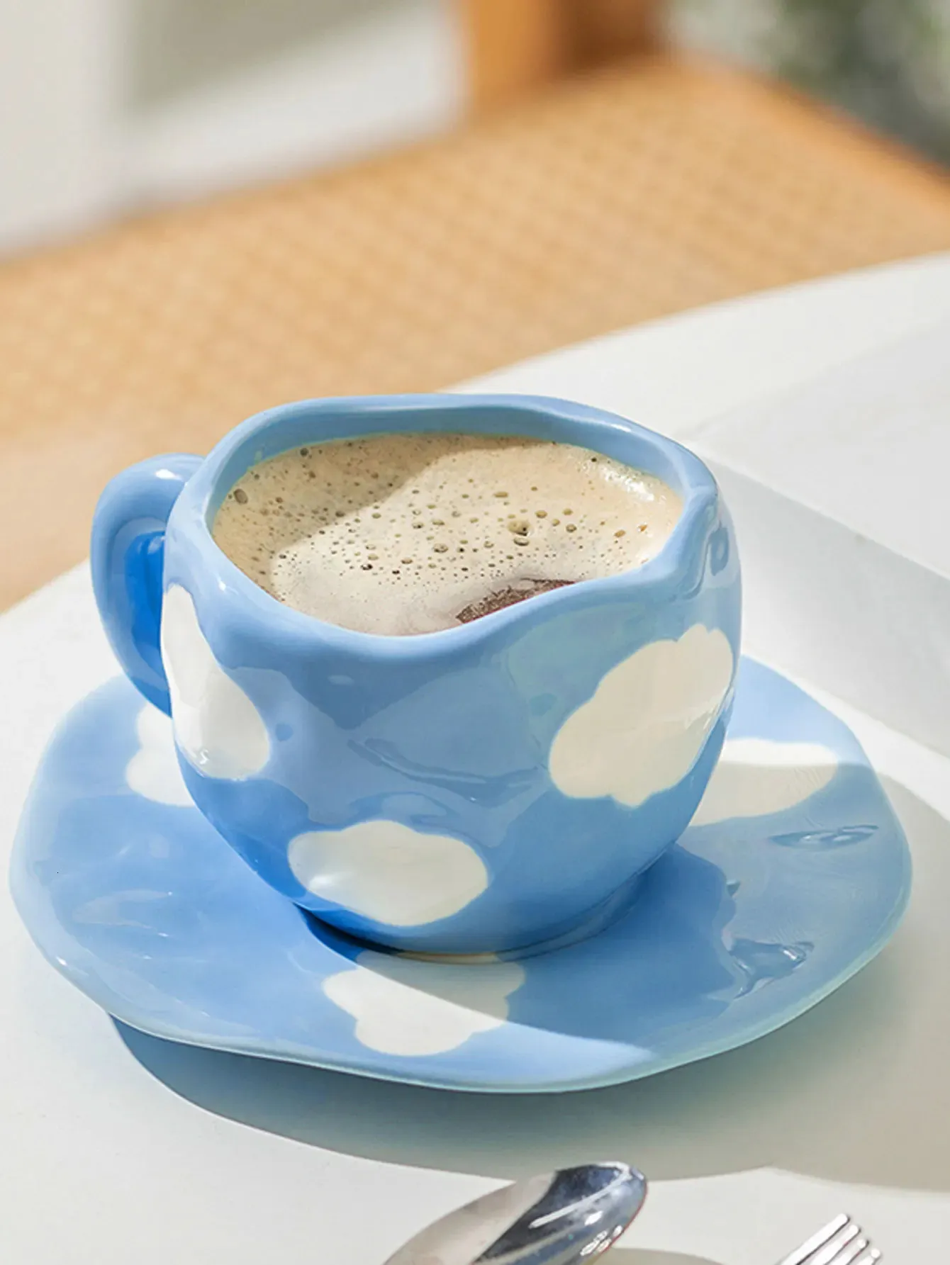 Bottiglie d'acqua Fiore dipinto a mano Tazza da caffè in ceramica Tazza da ufficio con piatto Cucchiaio Colazione Succo di latte Manico da tè Set di bicchieri regalo 231130