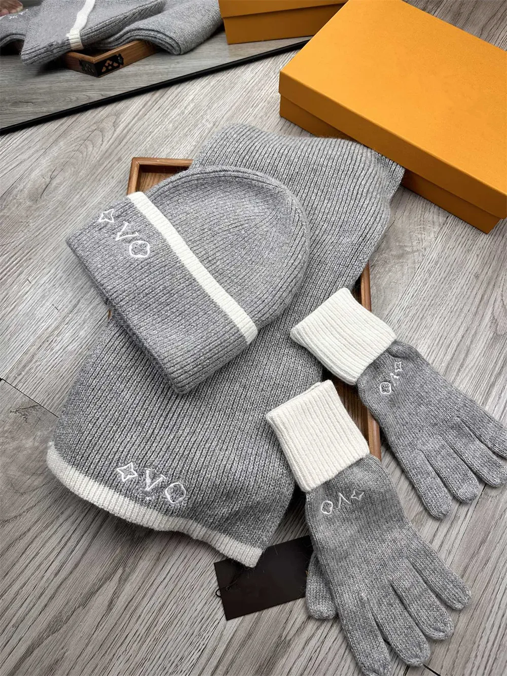 Topp Wool Trend Hat Scarf Set New Design Mens Beanie Scarf Glove Set Luxury Hat Sticked Caps Ski Scives Unisex Winter Outdoor Fashion Set Handskar S3