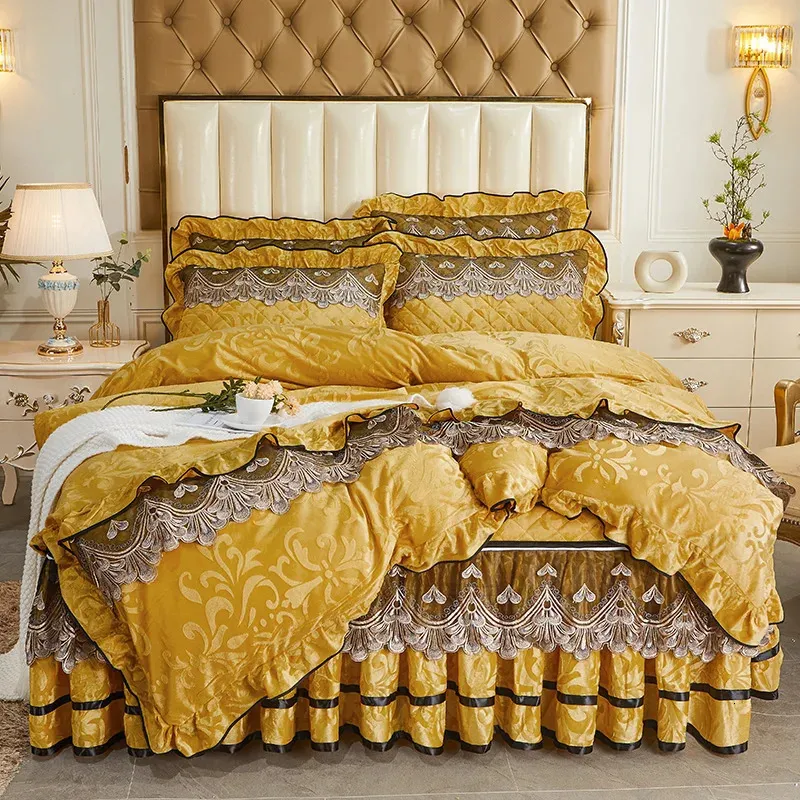 Set di biancheria da letto di lusso invernale addensare oro giallo cristallo set di biancheria da letto in velluto ricamo in pizzo copripiumino trapuntato gonna letto copriletto federe 231130