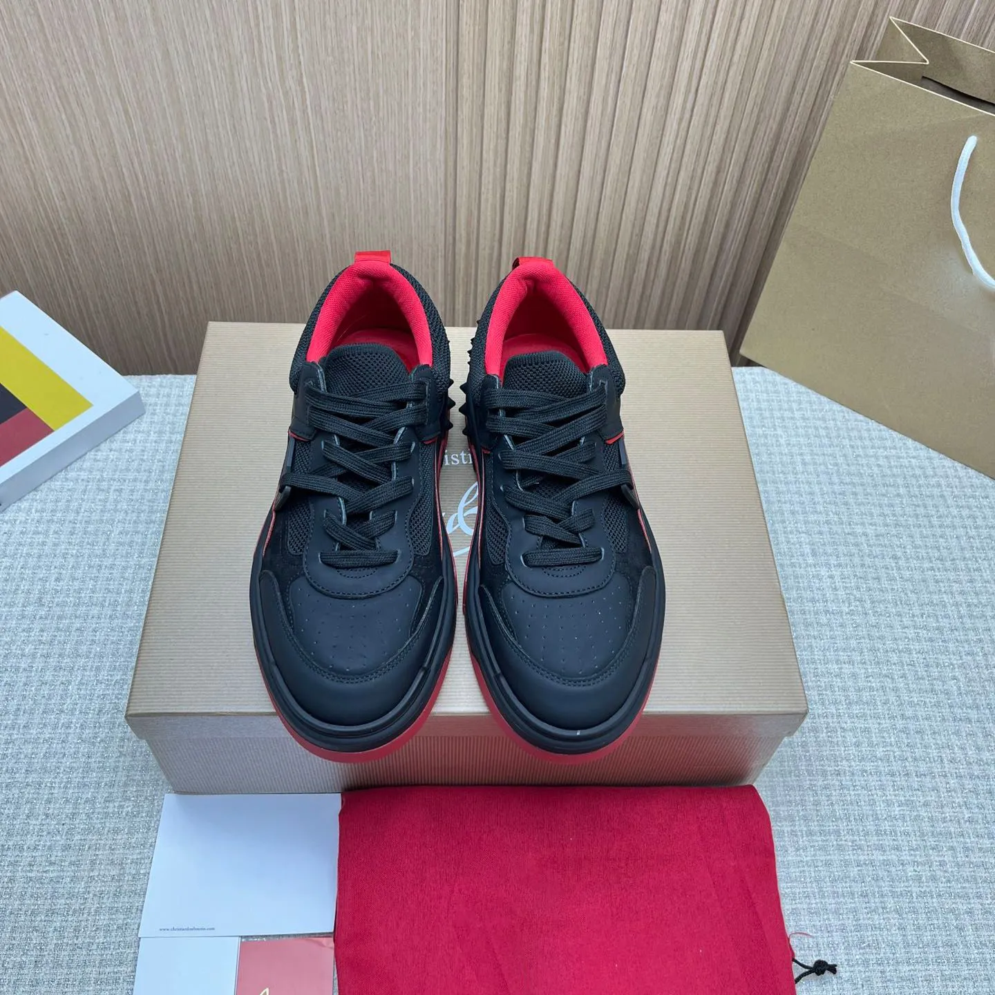 Sapatos de vestido Sneaker Mulheres Homens Basquete Vermelho Bottoms Trainer Sapatos Nuvem Baixo Preto Branco Astroloubi Track Boy Couro Ao Ar Livre Run Flat Casual Run Tênis Tênis Presente