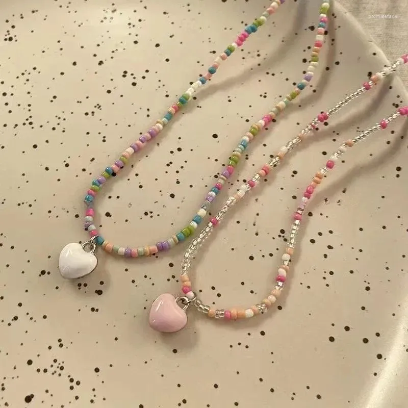 Chaînes colorées perlées amour pendentif collier pour femme minorité conception sens chaîne de pull personnalisé doux cool collier