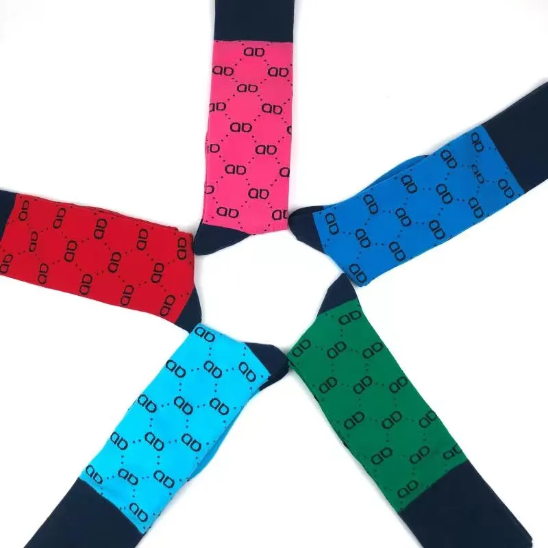 Designer Multicolor Fashion Mens Socks Wysokiej jakości Bawełniany Cotton Całkowicie meczowy klasyczny oddychanie Socking Football Basketball Socks