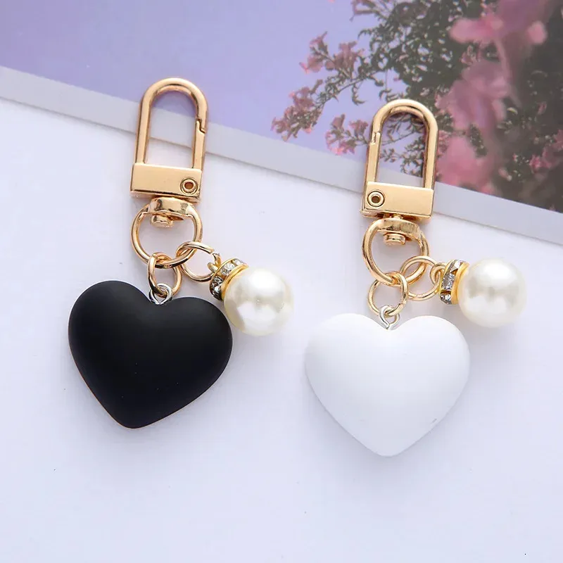 Accessori per borse Portachiavi a forma di cuore smerigliato bianco nero con ciondoli di perle Ornamenti per custodie per cuffie alla moda per regalo di amicizia per coppie 231202