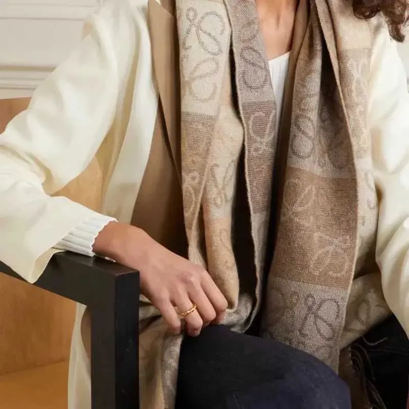 Bufanda de diseñador para mujer, con estrellas, el mismo tablero de ajedrez Jacquard, temperamento de moda de otoño e invierno, bufanda de Cachemira con borlas cálidas, chal Rowe