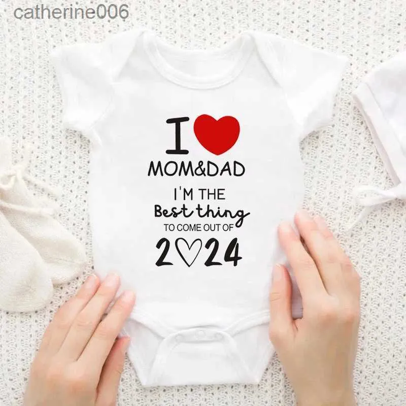 Kläderuppsättningar jag älskar mamma pappa baby flicka pojke kläder bomull nyfödd romper jag är det bästa att komma ut från 2024 roliga spädbarn bodysuitl231202