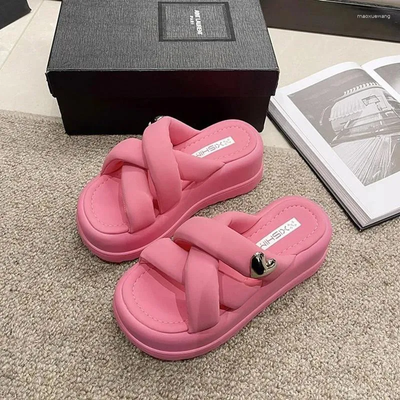 2024 Slippers épais semels pour que les femmes puissent porter à l'extérieur des sandales de gâteau d'éponge de style 2023.