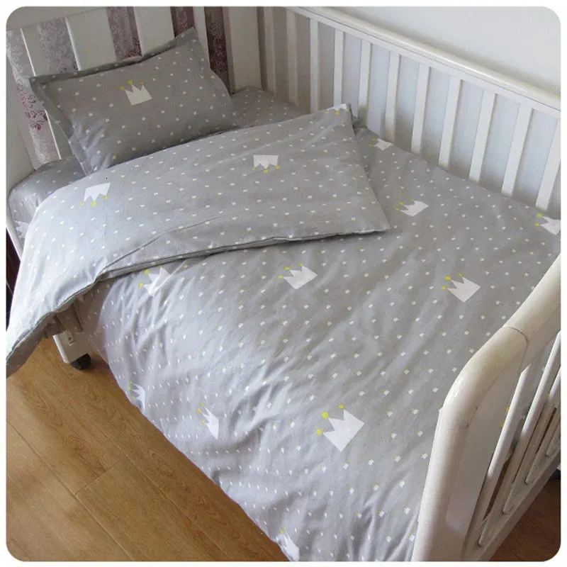 Sängkläder uppsättningar 3 stycken baby sängkläder set bomull crib säng linnet kit söt mönster inkluderar örngott lakan täcke utan fyllmedel 231202
