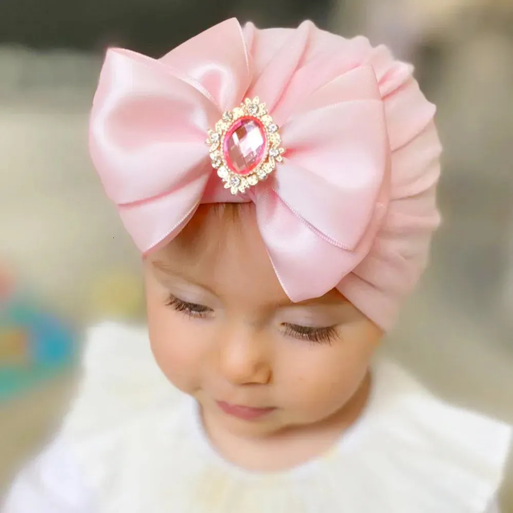 CAPS HATS Söt Shining Rhinestone Bowknot Infant Indian Hat Soft Skinvänlig bomullsflickor Turban Fashion Handgjorda bågar Huvudbonader 231202