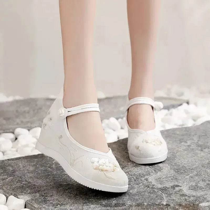 Dress Shoes High Heel Embroidered Heightening Dance Shoe's Sabot Hanfu Silver Casual Chinese Traditional Woman Summer 2023 Shoe 231201