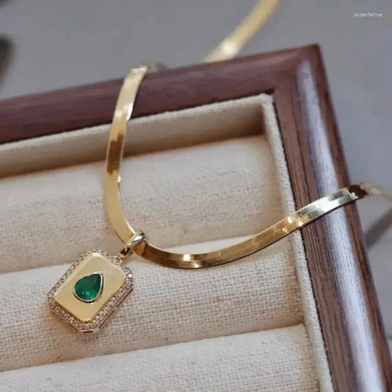 Hängen Madalena Sarara 18K Gold Emerald och Diamond Inlaid Pendant Necklace AU750 Stamp