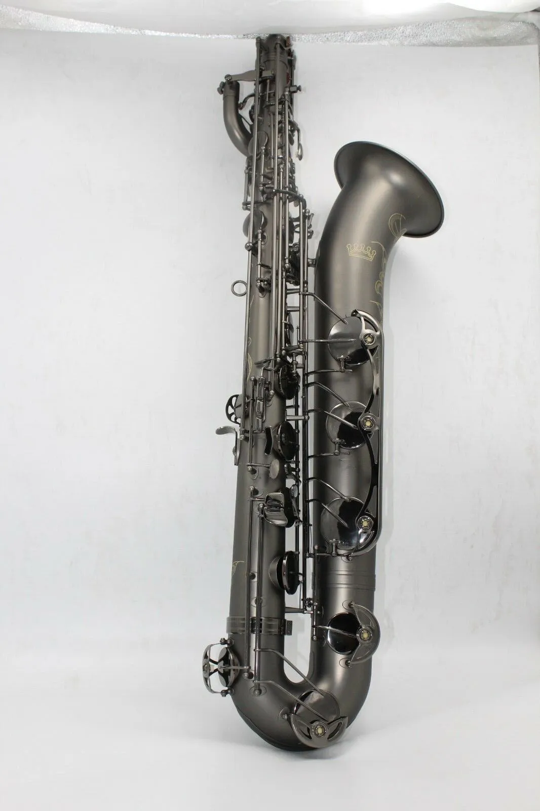 Hochwertige orientalische Musik, mattschwarzes Baritonsaxophon, Ganzkörper-Handgravur