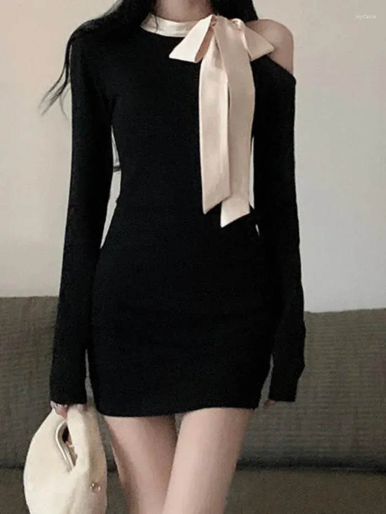 Повседневные платья QWEEK, сексуальное облегающее черное мини-платье с открытыми плечами, женское винтажное элегантное вечернее короткое женское корейское модное платье, весна 2024 г.