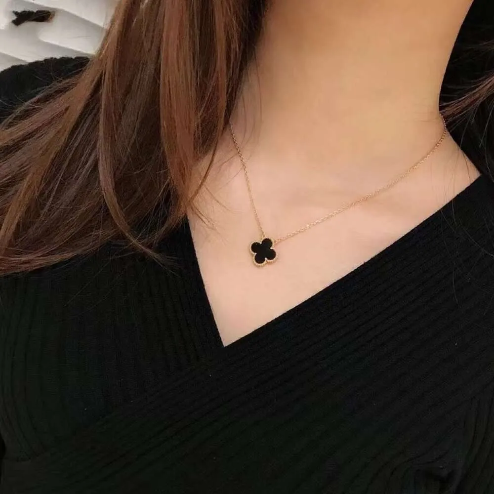 DHgate.com:2024 Clover Pendant Necklace, 925 Sterling Silver