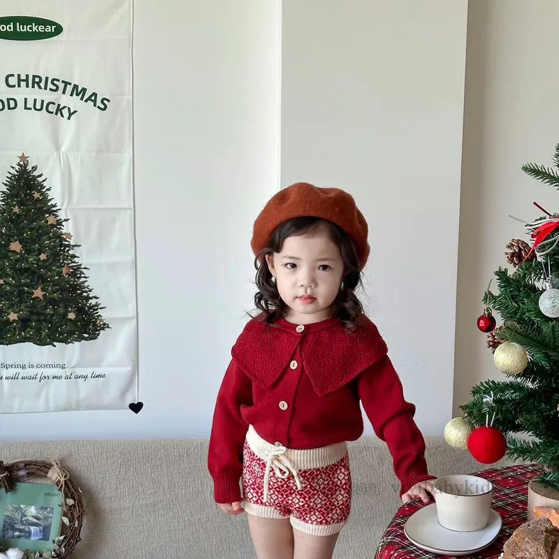 Jul Little Girls Red Sweater Cardigan Nya år Småbarn Kids Sticked Hollow Lapel Long Sleeve Outwear Baby Pompon Applique Shorts Z5713