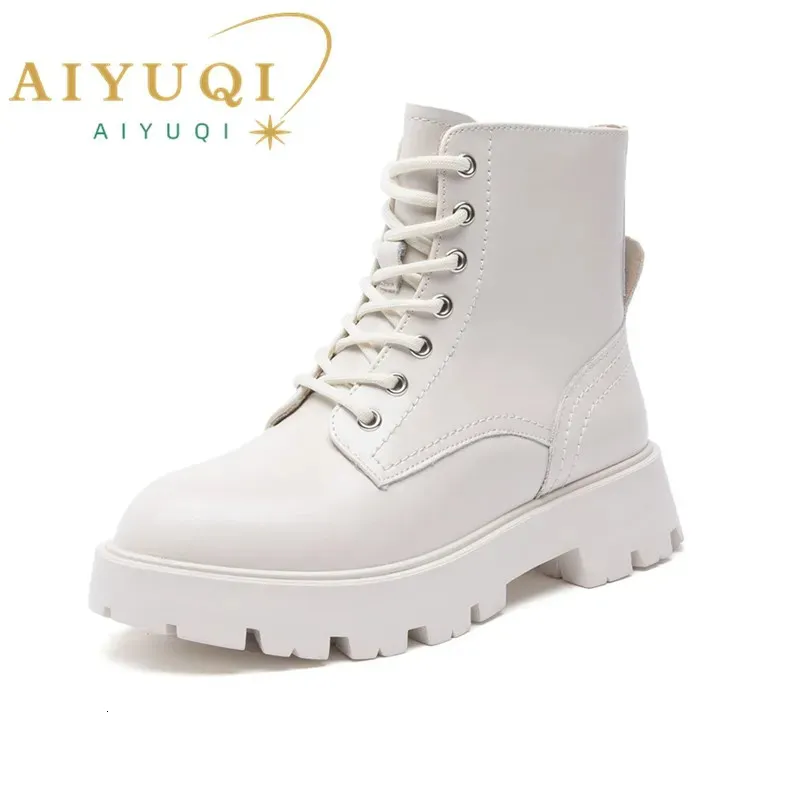 Botas AIYUQI Mulheres Marton Botas de Couro Genuíno Outono Lace-up Botas de Motocicleta Senhoras Estilo Britânico Botas de Tornozelo Feminino WHSLE MTO 231201