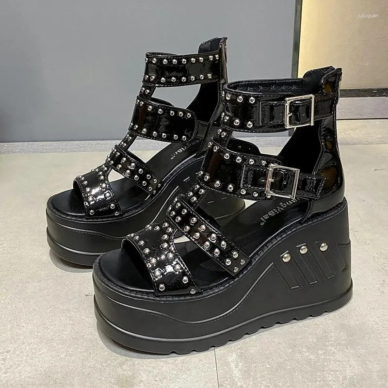 Sandali Rivetto Romano da donna 2024 Primavera ed Estate Scarpe stile punk con tacco alto con suola spessa e punta aperta