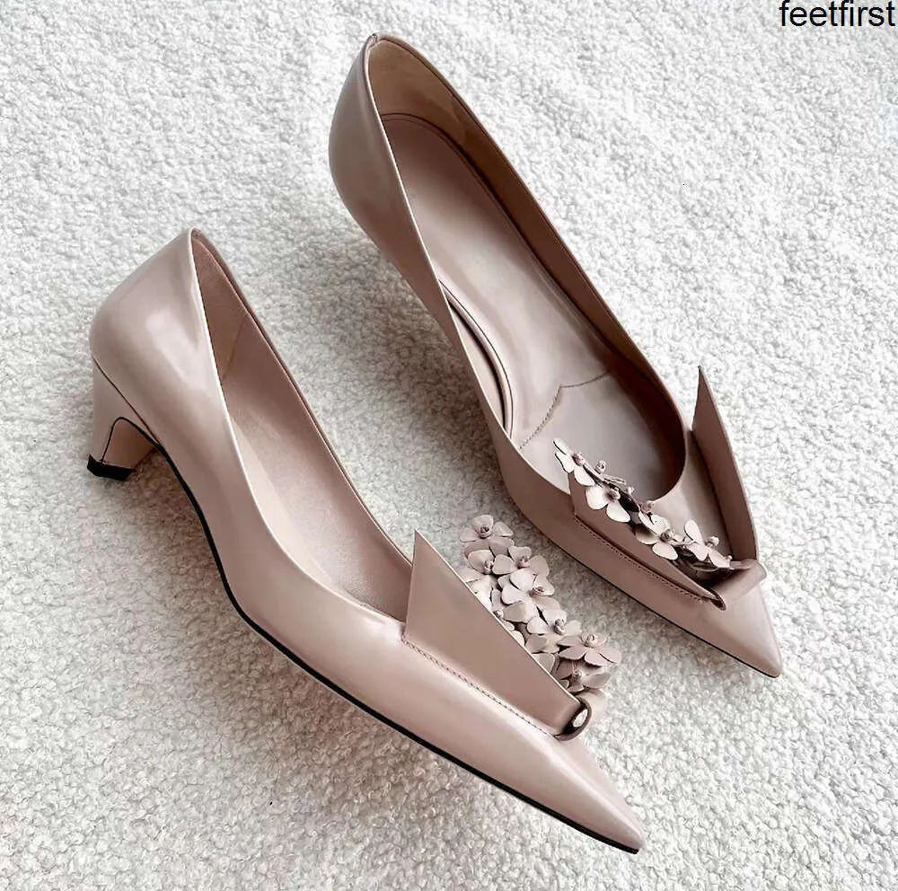 En kaliteli yeni origami çiçek pompaları cilalı deri alçak topuk sivri uçlu slingbacks bale daireler ayakkabı slip-on kadın lüks tasarımcılar elbise ile kutu