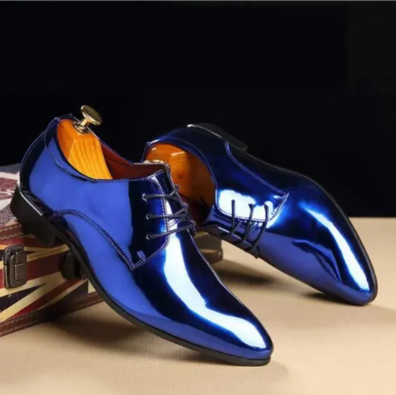 Klänningskor Fashion Trend Patent Leather Men Wedding Shoes Gold Blue Red White Oxfords Shoes Designer Pekade Toe Dress Shoes Big Size 37-48 231201