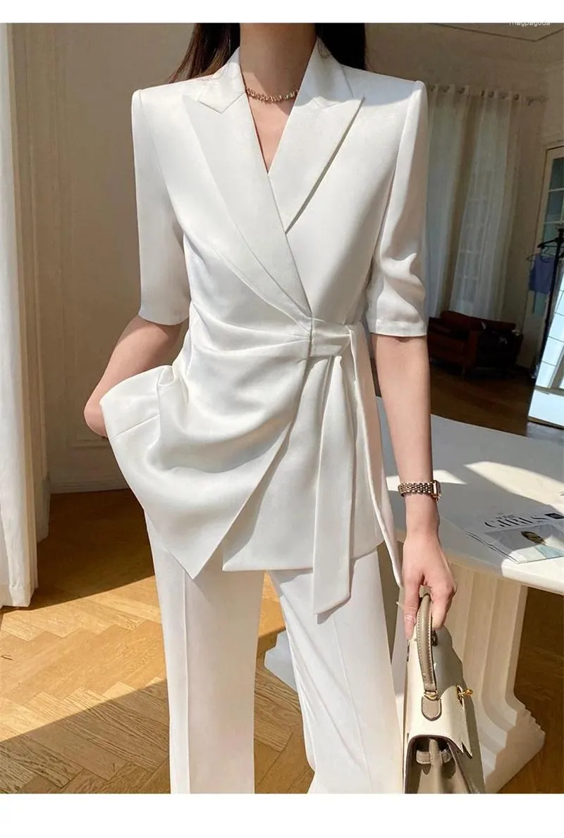 Kvinnors tvåbitar byxor Summer Suit Set Korean version Slim Fit 2023 Fashion Style High Sense Casual White Thin WL39