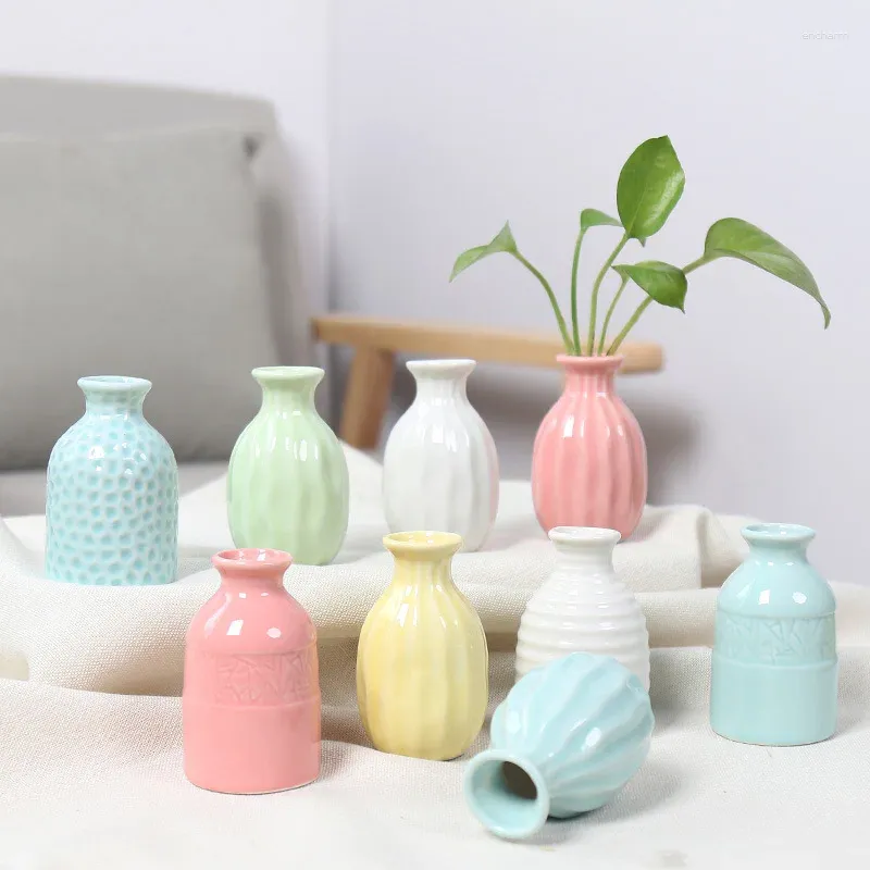 Vasen, kleine frische Keramikvase, modernes einfaches Blumenarrangement, künstlicher, trockener Wohnzimmer-Esstisch