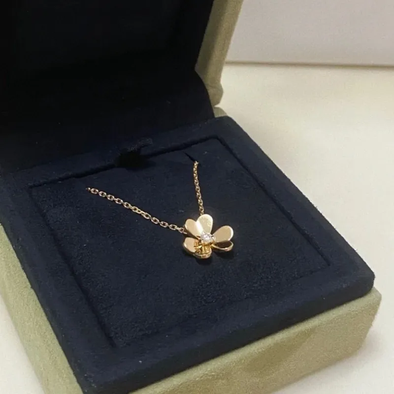 Ожерелье Дизайнерские украшения ожерелье с клевером золотые украшения цветок кулон маленькое свежее и простое модное ожерелье на ключице женское