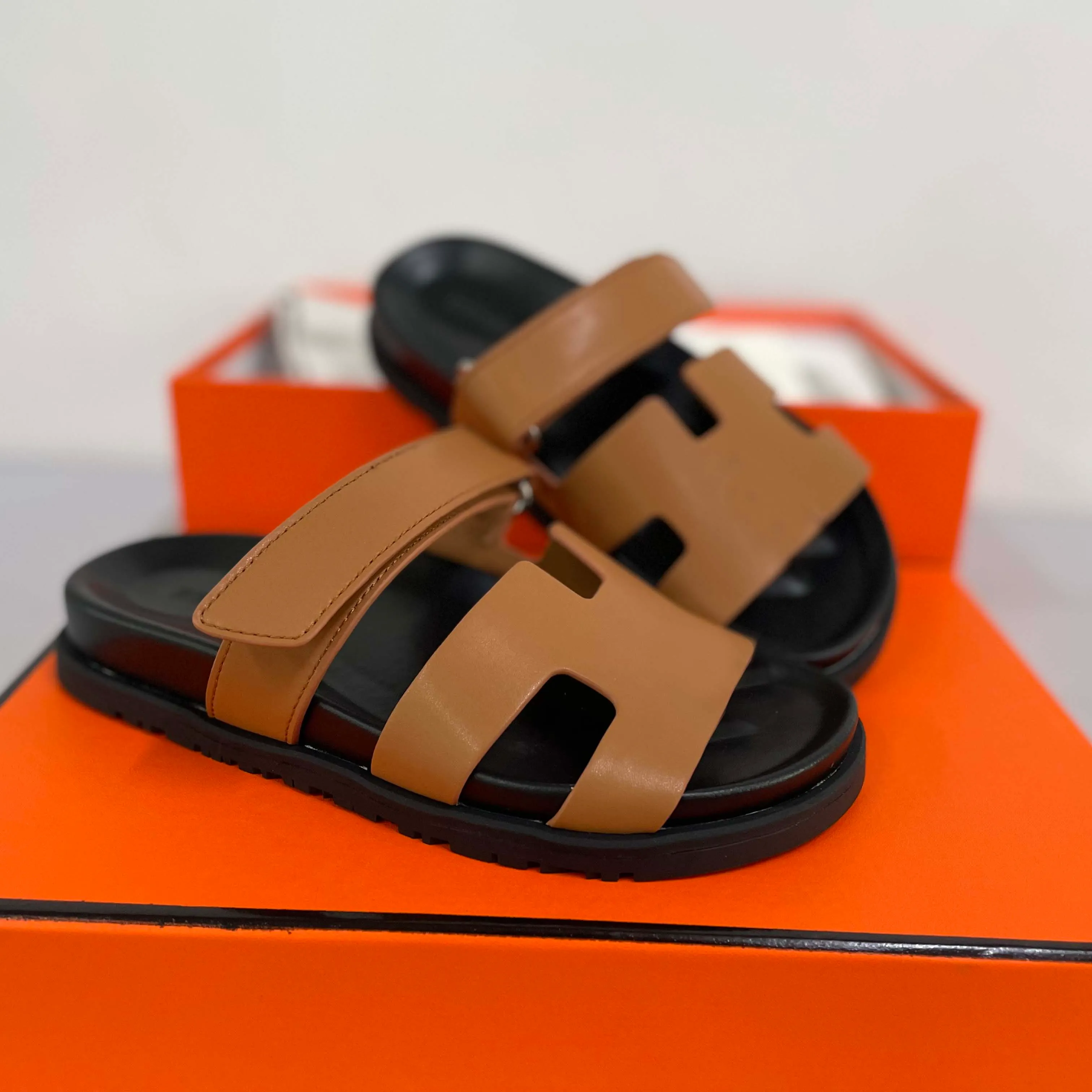 Kvinnors tofflor Herr designer tofflor Sules Summer Casual Beach Sandals äkta läder toppkvalitet med Box AAA+01