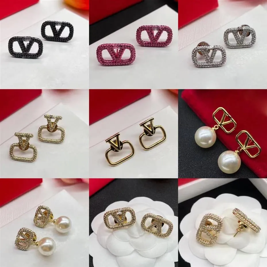 2023 Nya studörhängen för kvinnor Europeiska och amerikanska enkelt temperament Small Pearl Diamond Letter Earrings Gift Birthday Weddin169w