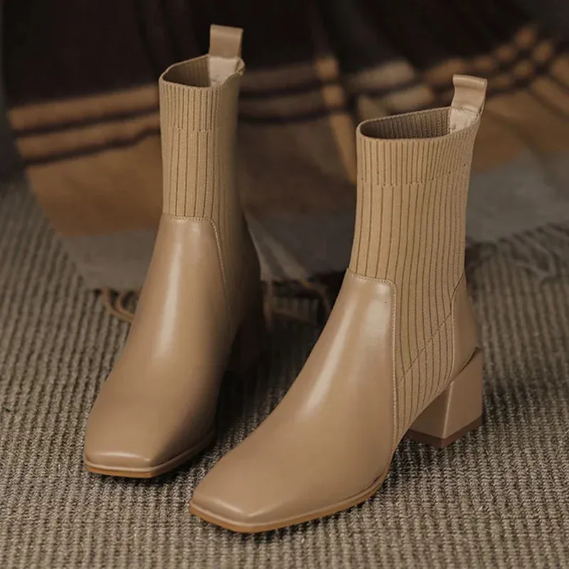 Boots 2024 فصل الشتاء الشتاء الحذاء القصيرة الجوارب الكاحل الأزياء الحذاء كبير الحجم 43 زلة على الكعب العالي بوتاس دي موجر 231201