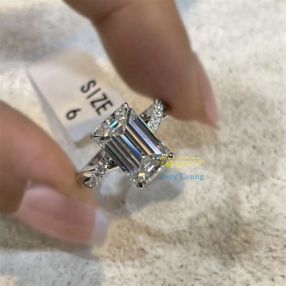 Anello di fidanzamento in moissanite con taglio smeraldo da donna con diamanti personalizzati S / 10K in oro massiccio