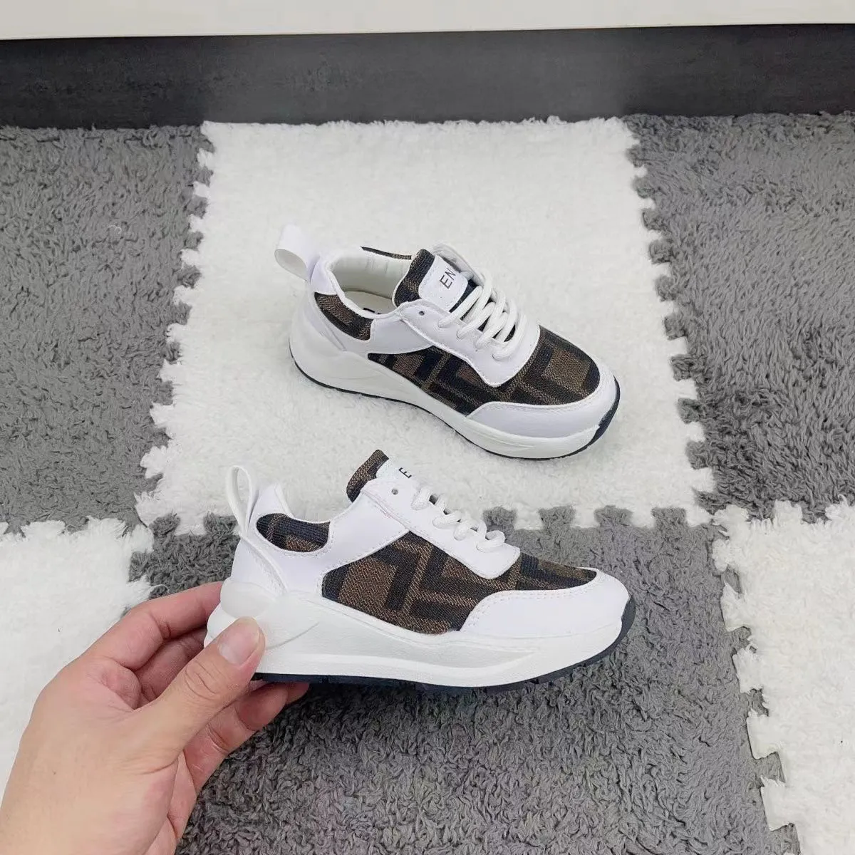 2024 NUOVE scarpe casual ragazzo ragazza sneaker bambino F Designer logo piattaforma avvio scarpe da calcio trainer estate bambino marca passeggiata Viaggi all'aperto Primavera scarpe da tennis regalo Con scatola