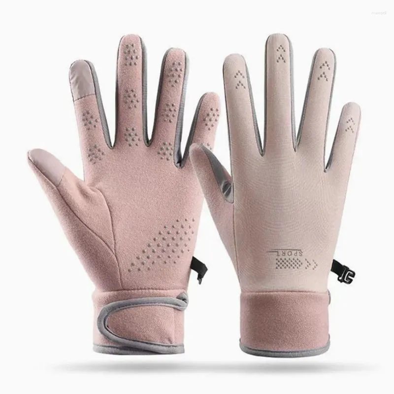 Les gants de cyclisme protègent vos mains des éléments avec ces doigts complets hydrofuges adaptés aux hommes et aux femmes