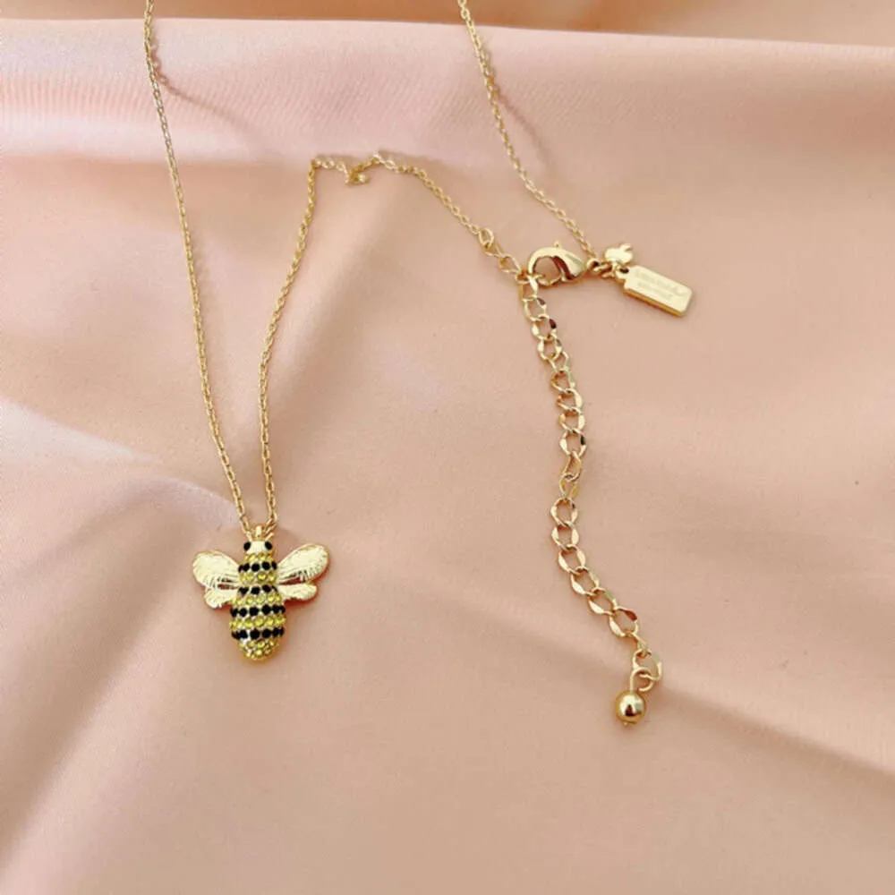 KS Family Fun Personalized Sparkling Diamond Bee Necklace Female Instagram Insect Pendant Design Sense Clavicle Chain Minimalist 248