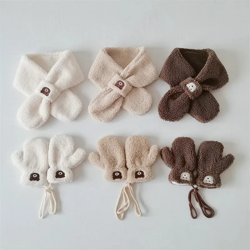 スカーフラップシカジョンミ韓国スタイル冬の幼児の子供たちはスカーフグローブセット漫画刺繍の赤ちゃんの子供かわいい温かいベルベットショール231202