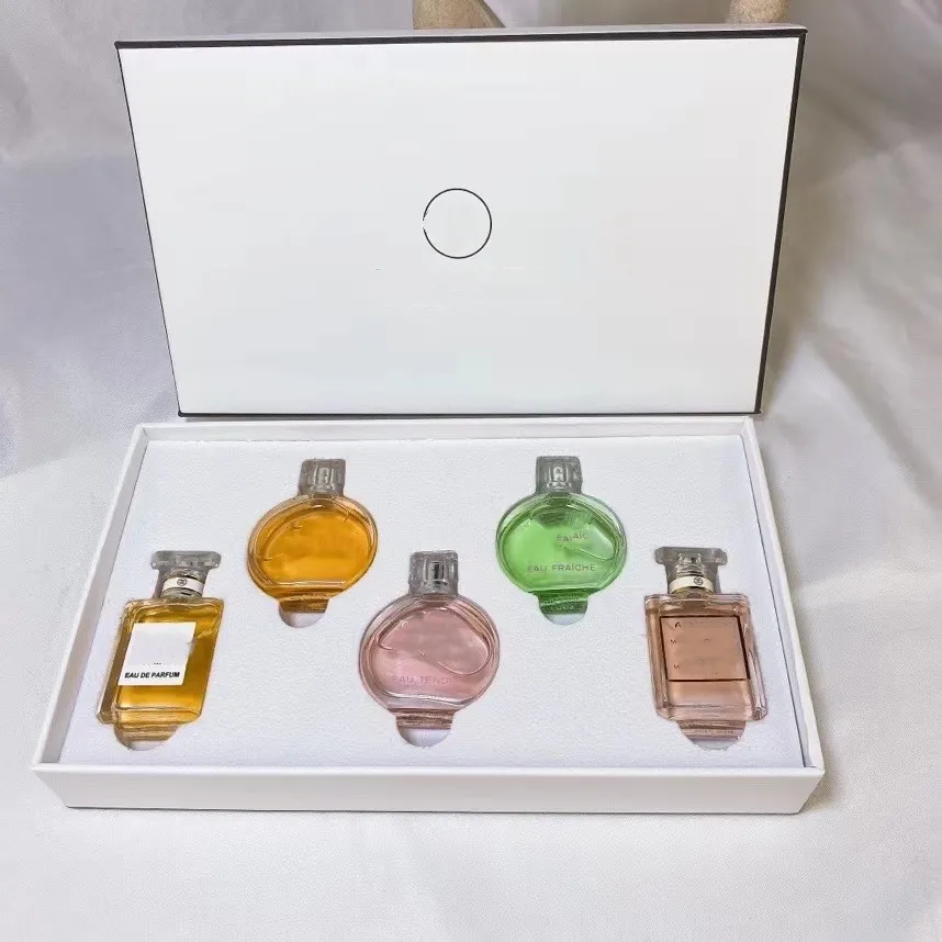 C Luxury Lady Fragrance Set 7.5ml * 5pcs / set Mini ensemble de parfum de qualité supérieure France Love Set coffret cadeau de Noël Lady Charming Designer PARFUM Stock