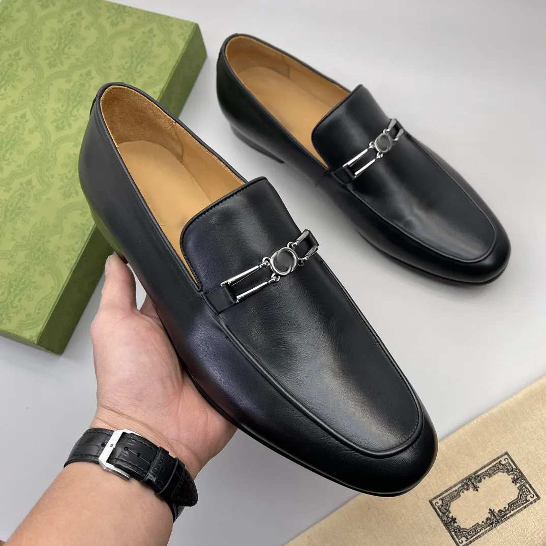 Chaussures habillées formelles pour hommes noirs avec boucle en argent en cuir Mode de luxe doux Hommes chaussures d'affaires décontractées avec boîte d'origine Chaussure de soirée de bal de mariage