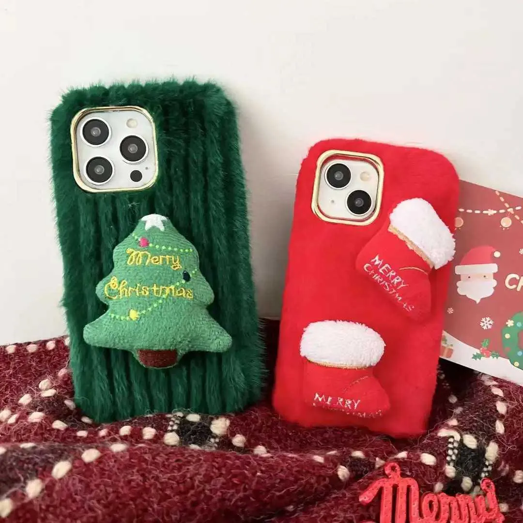 Année Téléphone portable Nouveaux étuis Joyeux Noël Arbre Bottes en peluche Étui de téléphone iPhone 15 14 13 11 Pro Max Cheveux rouges Fourrure chaude Couverture souple 231026