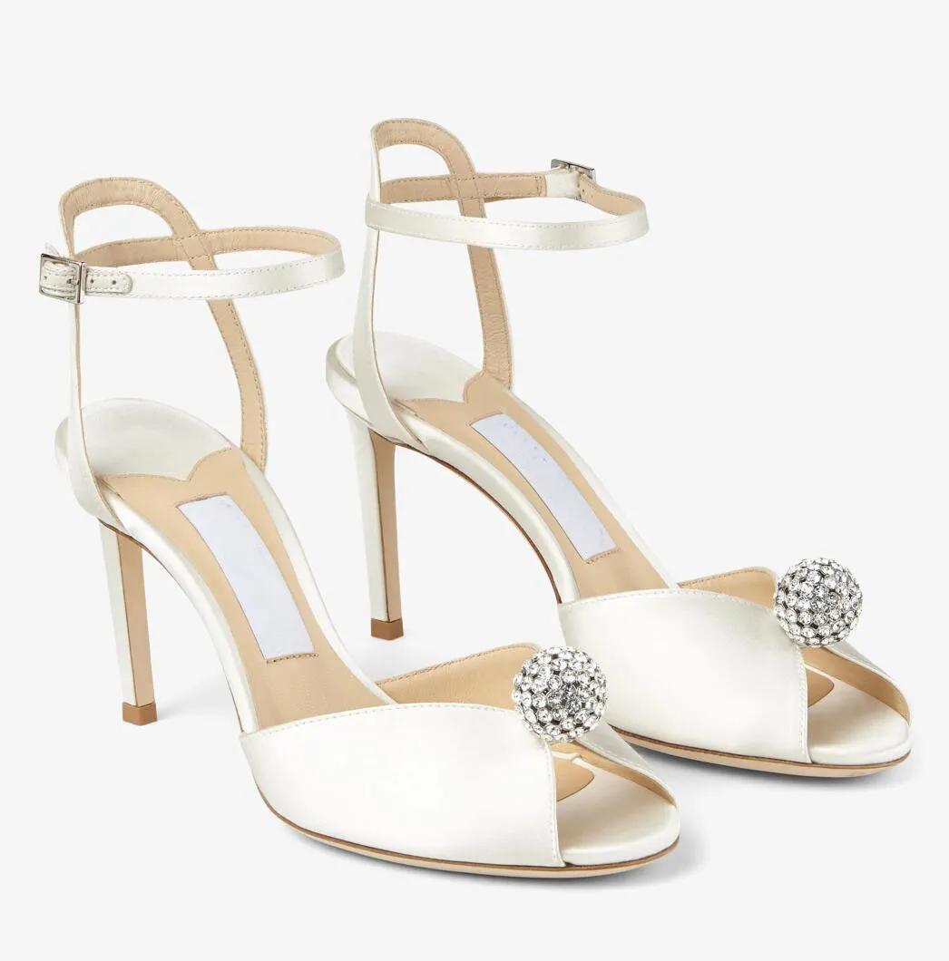 2024 Elegant V-Cut Peep Toe Brud Sandaler skor med vita pärlkvinnor Sacora High Heels Lady Open Toe Pumps kläd