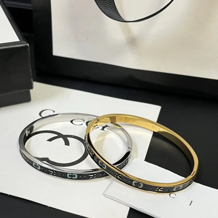 Brazalete de lujo simple para mujer Pulsera de marca de diseñador Diseño clásico Joyería de acero inoxidable Pulsera boutique chapada en oro de 18 quilates