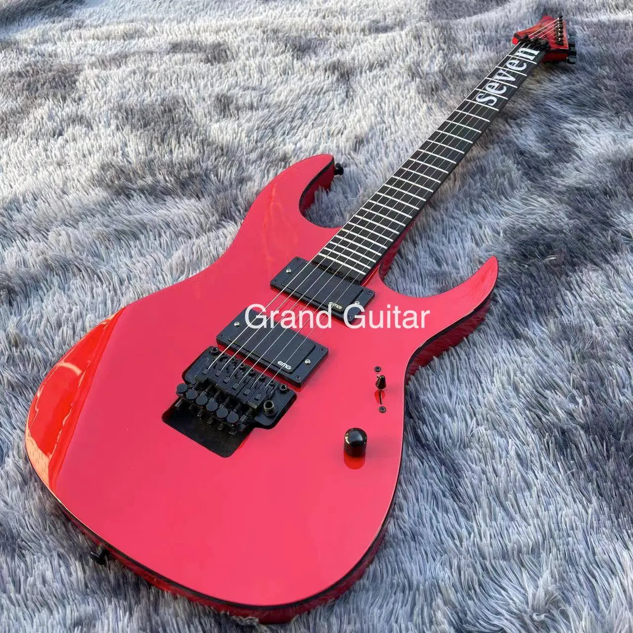 Изготовленная на заказ электрогитара формы Grand Iban SEVEN красного цвета принимает OEM гитары