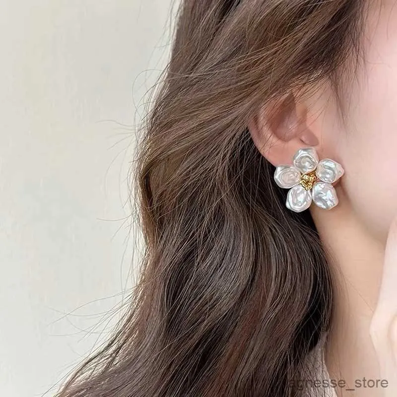 Pendientes de flores de perlas blancas irregulares para mujer niña dulce romántico color dorado perla pétalo oreja perno prisionero joyería de boda regalo 2023 nuevo R231204