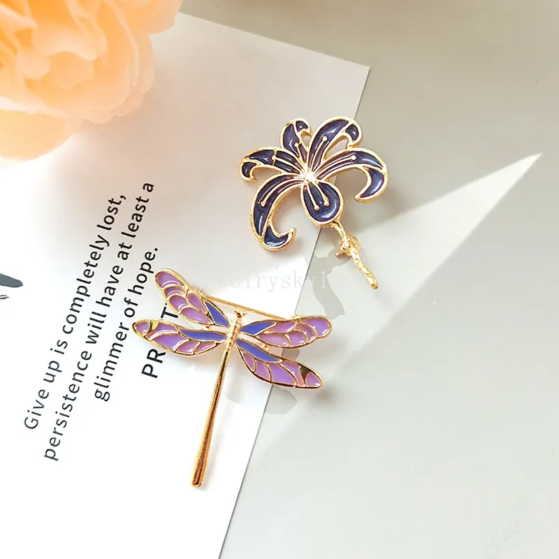 Vintage Trendy Purple Metal Dragonfly Plant Animal Brosch för Women Girl Wedding Party Collar Smycken Tillbehör Gåvor